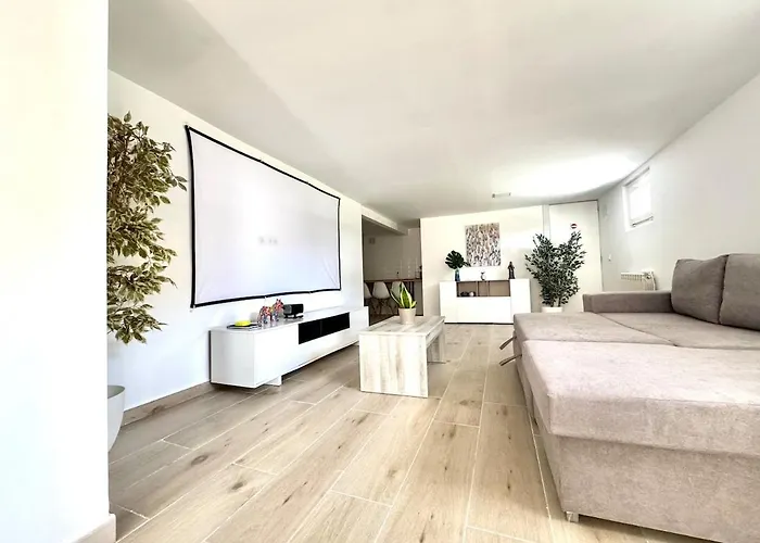 Cerca De Pantano De San Juan Con Cine, Jardin, Bbq Y Piscina Privada Villa