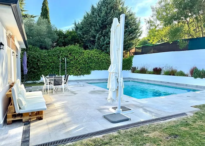 Villa Cerca De Pantano De San Juan Con Cine, Jardin, Bbq Y Piscina Privada Navahondilla